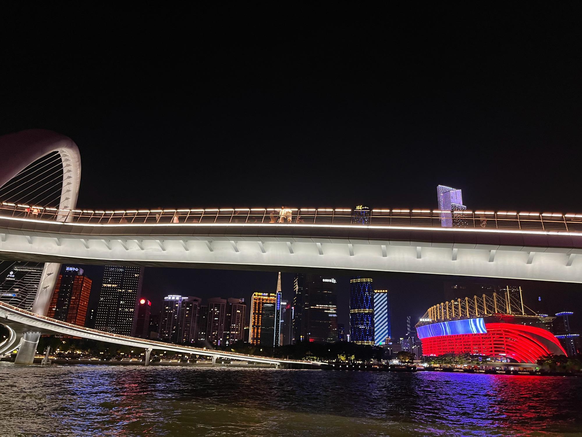 亲爱的X，广州的夜，一半在珠江边，一半在你油漆唇釉上。在记忆里，你占半...