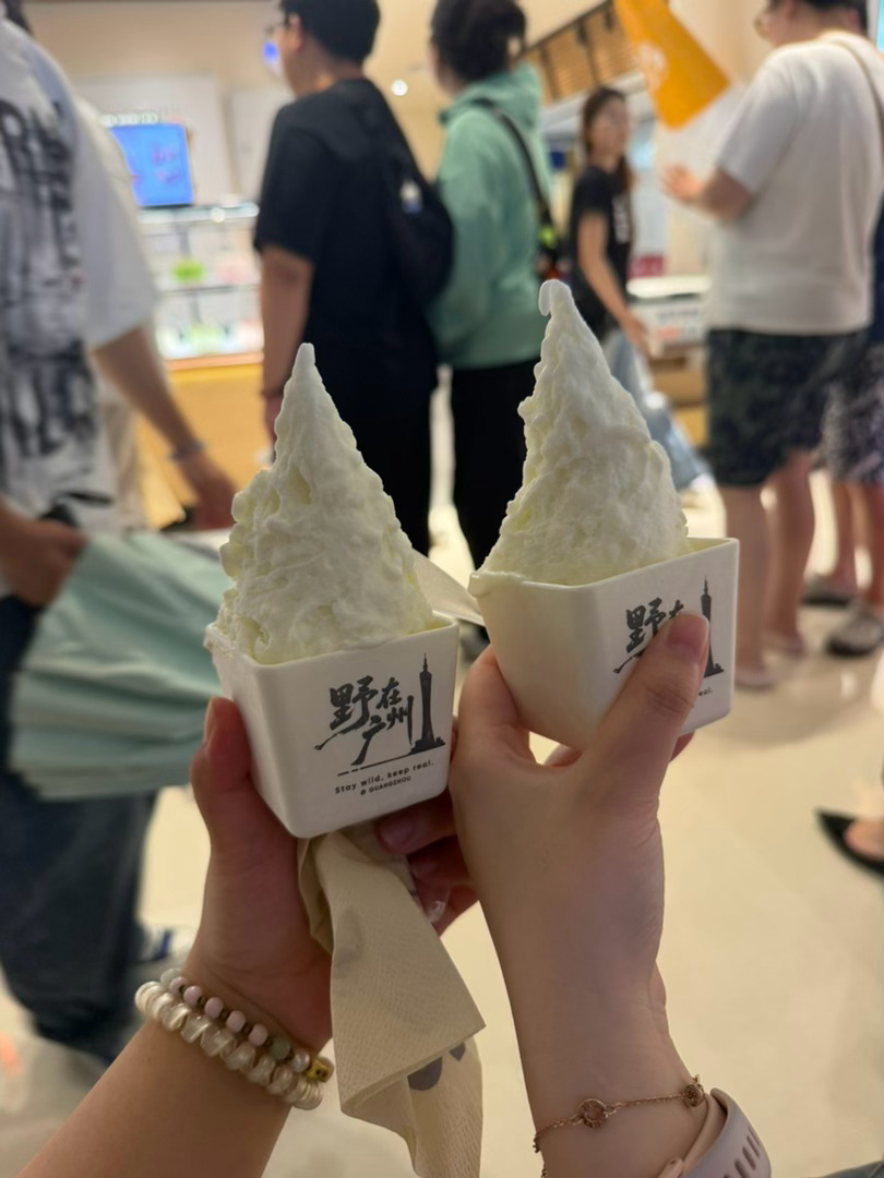 昨天晚上出门，给 33我们在香格里拉买的特产，还有转经筒、蘑菇冰箱贴什...
