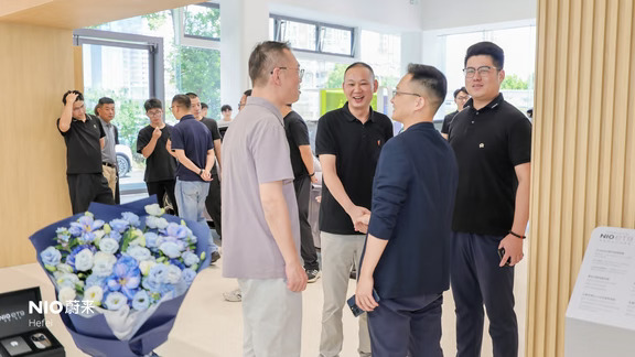 恭喜潘总喜提智能电动行政旗舰—蔚来ET9 地平线特别版「天空之镜」，敢想有为，一起加电！💪 从揭幕到交车，仪式感拉满，大家齐竖大拇指的那一刻，就知道这车选对了。#蔚来 #我是蔚来车主 #蔚来ET9