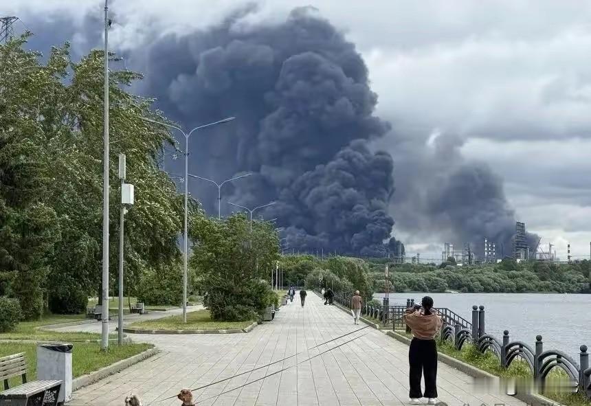 当地时间19日凌晨，沙特首都利雅得遭到空袭，上空传来导弹拦截的声音。当地居民收到经由手机程序发布的防空警报。
这起发生在沙特首都利雅得的防空事件，释放出很值得关注的信号。作为沙特的政治中心，利雅得此前很少触发防空警报，这次短时间内警报拉响、导弹拦截、随后解除危险，整个过程仅十分钟，也能看出当地防空预