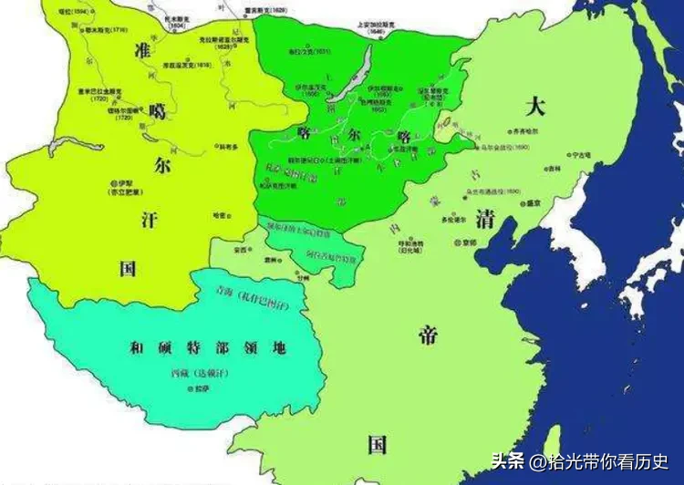 康熙三征噶尔丹：一个皇帝，三次亲征，就为弄死一个蒙古汉子

各位老铁，今天聊一场硬碰硬的对决——康熙三征噶尔丹。

你印象中的康熙是不是这样的：擒鳌拜、平三藩、收台湾，少年天子，雄才大略？

但你可能不知道，康熙这辈子打得最狠、最险、最揪心的一仗，是跟一个叫噶尔丹的蒙古首领，在戈壁沙漠里死磕了三次。