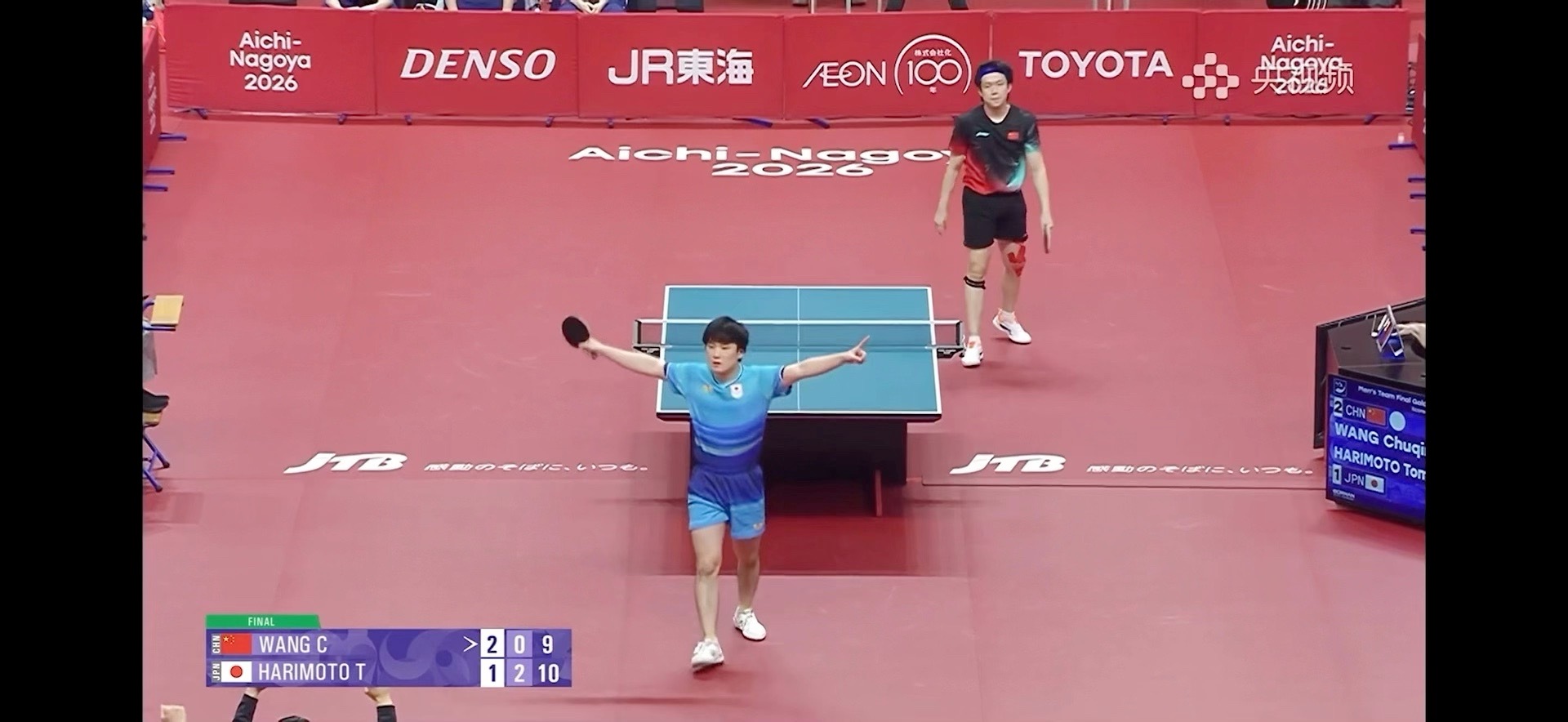 不知道从什么时候开始，乒乓球赛场只要出现一场冷门失利，网络上就会涌出大批跟风者。他们死死咬住名古屋亚运男团那一场0-3的比分无限狂欢，把单场团体赛的透支爆冷当成终身实力定论，疯狂抹黑王楚钦、无脑神化张本智和，张口就是“王楚钦彻底不行了”“张本智和已经稳压大头”

但凡懂一点竞技体育的 ​
