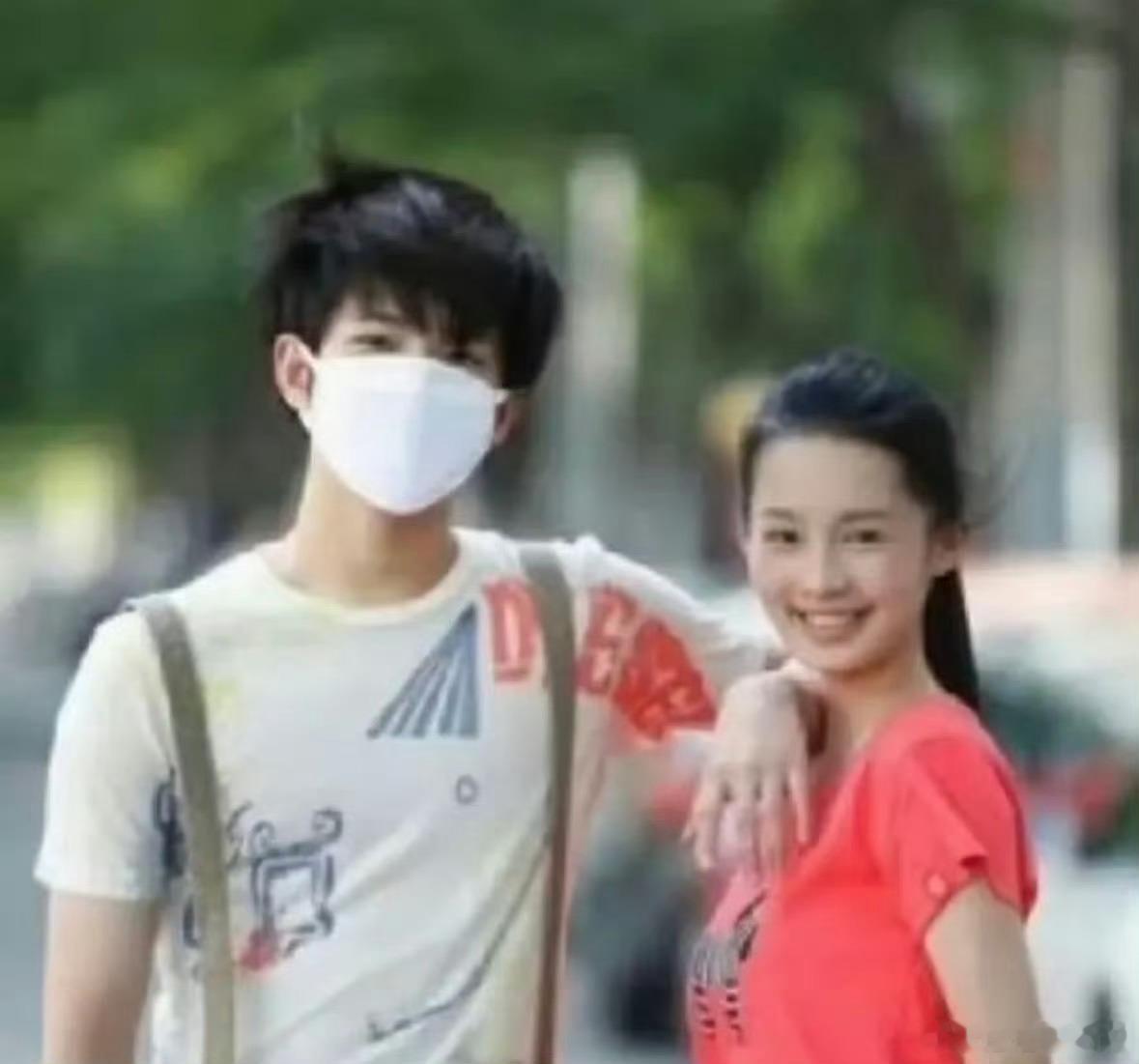 #杨洋李沁曾是彼此初恋#
关于这段流传多年的“圈内旧情”，今天再来盘一盘完整时间线👇 
1️⃣ 2008年：两人因《新红楼梦》结缘，封闭集训期间互生好感，留下大量青涩亲密合照。 
2️⃣ 2011-2016年：李沁连续多年为杨洋发生日祝福，杨洋也曾在综艺中公开表示李沁是“第一个女朋友”。 
3️⃣ 分 ​