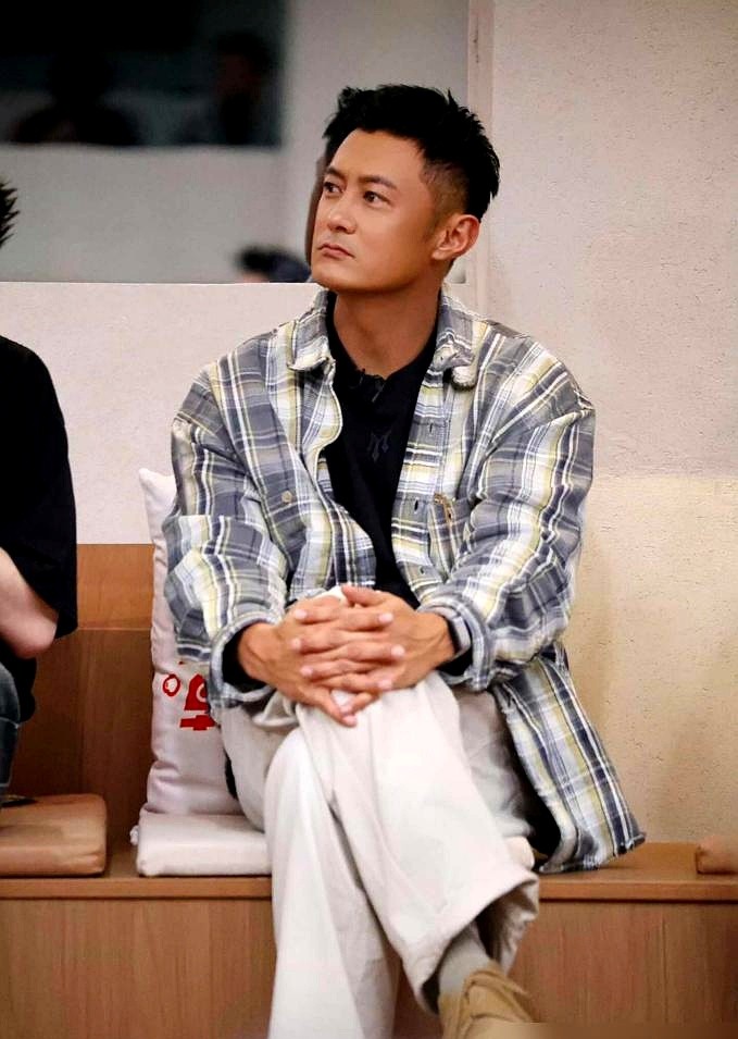 余文乐掏出插队卡那一刻，曹骏脸上的肌肉明显抽动了一下。

他死死盯着被截胡的王以太，双手无处安放，原地杵着像个被罚站的小学生。艾热在旁边打趣，张彬彬赶紧过去一把抱住曹骏拍了拍他的后背。

就在前一秒，曹骏满眼都是王以太，就等开口选人。余文乐直接砸出插队卡，当着众人的面把人抢走。

抢到王牌又怎样？余