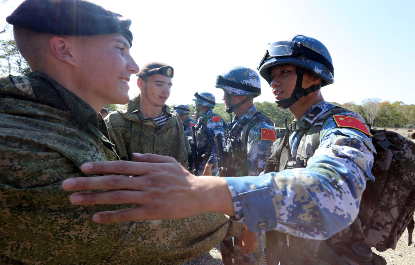 秦安：太给力了，解放军将派兵赴俄参加实兵演习！

9月4日下午，国防部新闻发言人蒋斌大校就近期涉军问题发布消息。蒋斌：9月7日至12日，中国人民解放军陆军将派出兵力赴俄罗斯，参加东盟防长扩大会人道主义扫雷专家组实兵演习。

秦安观点：太给力了！解放军兵力进入俄罗斯，这既是东盟防长扩大会人道主义扫雷专