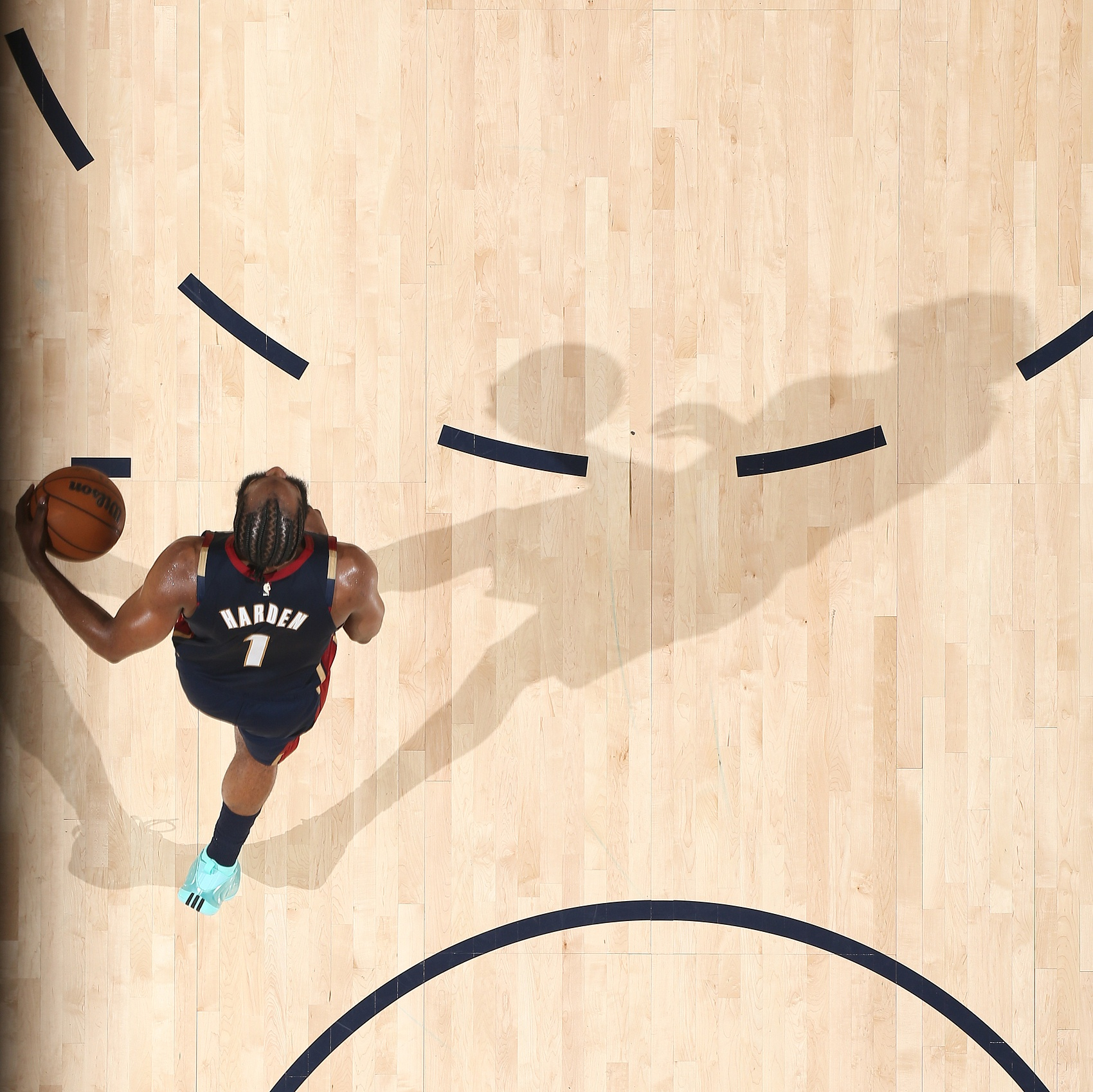 #NBA#🔥哈登续约骑士卡壳！双方达成协议已经三周仍未官宣！
骑士先签后换得到沃特森触发硬帽，直接锁死薪资！要么哈登降薪 30 万，要么骑士再做交易，否则球队用不满 15 人大名单！哈登已放弃 4230 万球员选项，如今还要再做取舍！

1. 这不是骑士压价，是劳资协议硬帽的硬性规则，没有交税越线的操 ​