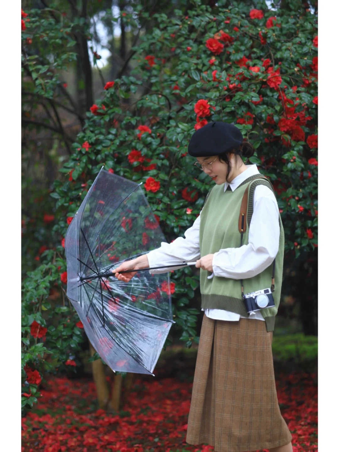 天呐❗️雨天山茶花也太绝了吧/武汉拍照