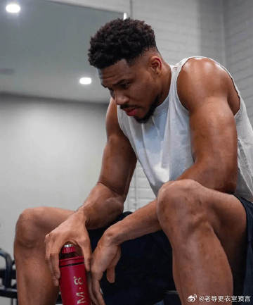北京时间03月29日，雄鹿球星扬尼斯-阿德托昆博更新动态分享训练照。<...