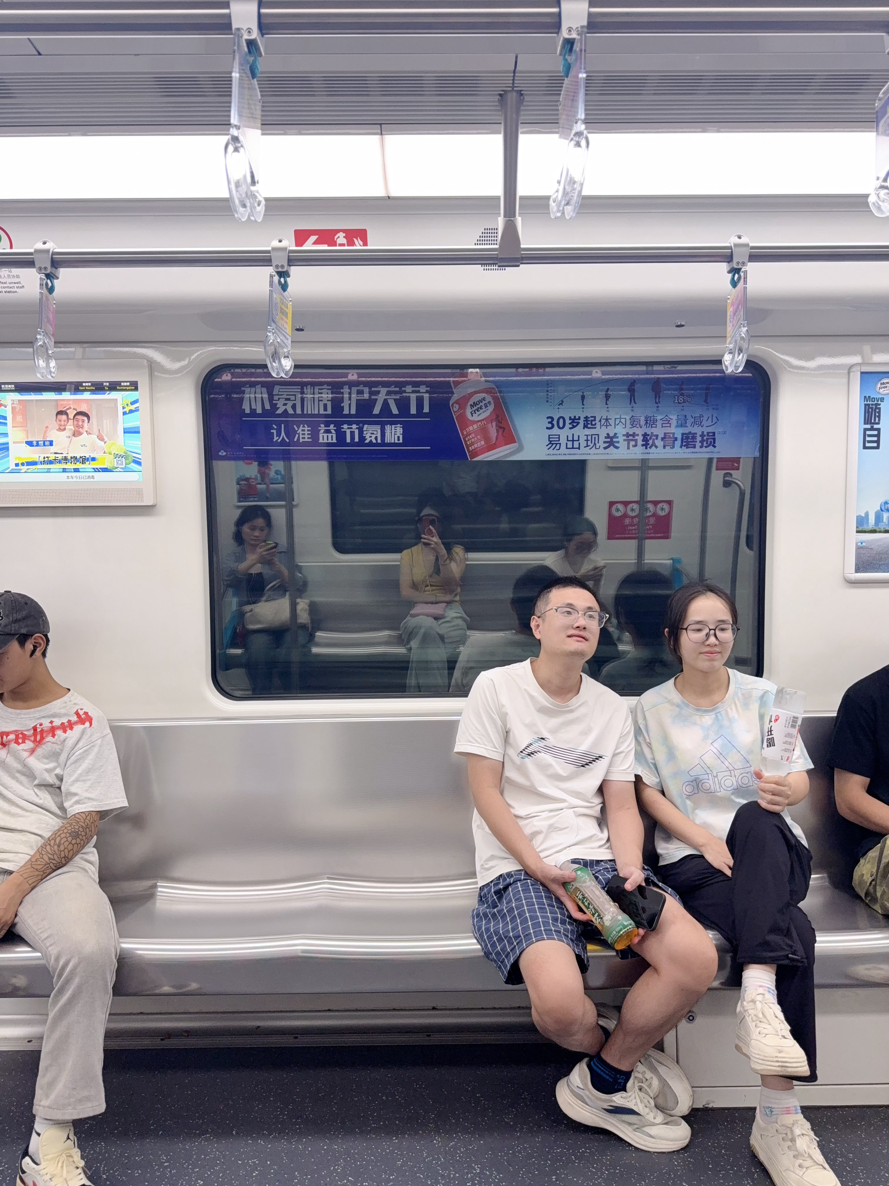 今天脑子晕晕的 地铁来来回回坐反[泪奔] 叽里咕噜说什么呢 给我转点钱 ​​​