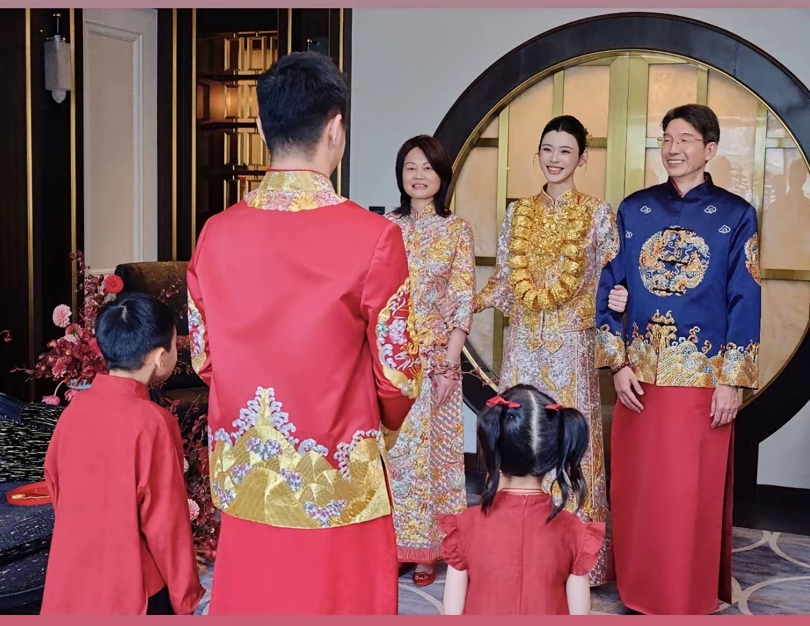 这场婚礼办下来
觉得梁安琪是真心喜欢奚梦瑶啊
古堡婚礼和澳门答谢宴都很豪华
奚梦瑶的金项链是戴了一摞。
另外感觉四太是那种有能力有野心的人，而且“不排外”，不管娶媳妇还是嫁女儿，儿媳也好女婿也罢只要成亲了咱们就是一家人。