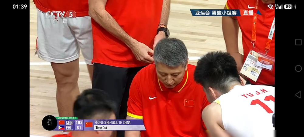 中国男篮又赢一场，篮板多抢19个，郭士强赛后脸色却不太对。
亚洲杯预选赛，关岛实力一般。郭士强让12个人全上，曾凡博、杨瀚森轮番往篮下凿，内线优势大到像大人打小孩。
外线三分31投13中，命中率四成出头，看着还行。但郭士强点破：这些三分大半是内线吸引包夹传出的空位。
对手不包夹内线，外线还能不