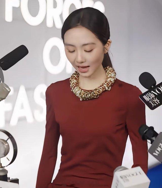 黄多多和孙莉相比
还是差了一点
不是身高体重，而是她的体态
黄多多真的需要多多健身，练一练体态，穿晚礼服才会撑起整件衣服，而不是太瘦穿衣就好看，
刘亦菲没有那么瘦，可每次出来穿的晚礼服都特别有气质，就是她总撸铁，身体有力量。
黄多多很漂亮，进圈也没问题，资源也不会差，只有练好体态，她 ​