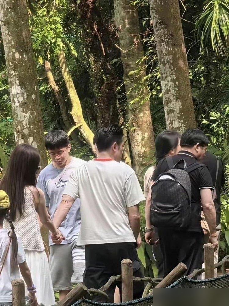 快六十的郭富城爬山，被拍到蹲地上给方媛系鞋带，全程十指没松开过。
结婚九年，刚生完三胎，方媛38岁高龄产后四天就现身庆生派对，住的是尖沙咀月子中心，56天两百万港币。郭富城发文说，被四位女神爱着，是全世界最幸运的男人。
一边是成都演唱会连开两场，电影上映，一边是凌晨爬山、系鞋带、办超人奶爸主题派
