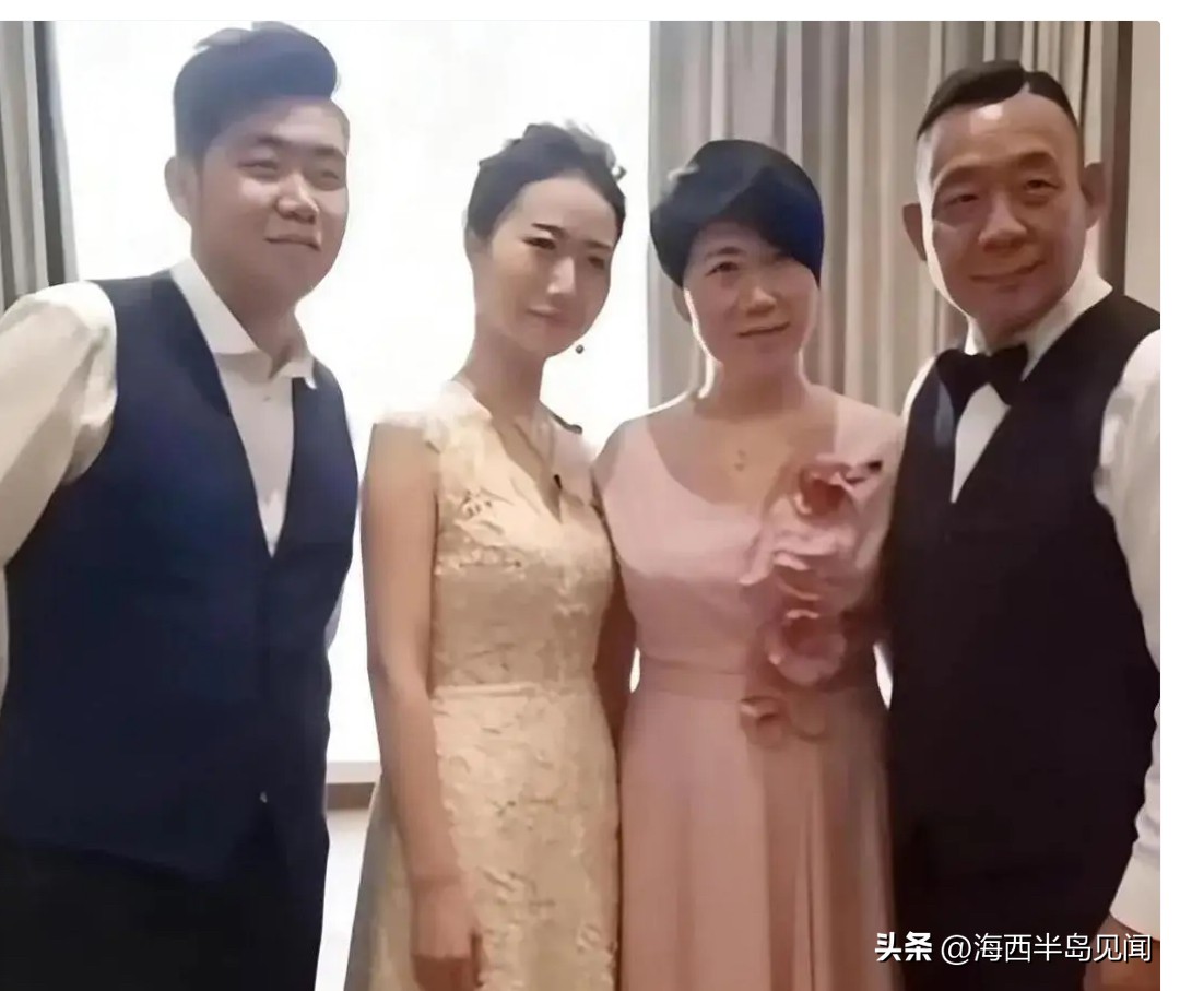 于东来、马丽夫妻与儿子于博文夫妻的一张合影。于博文遗传了于东来基因，身材、五官面相都相像，马丽婆媳好像非常有缘分，面相与身高都相像，马丽端庄沉稳，儿媳青春秀丽，她们平常为人低调，很少出现在公众视野。
