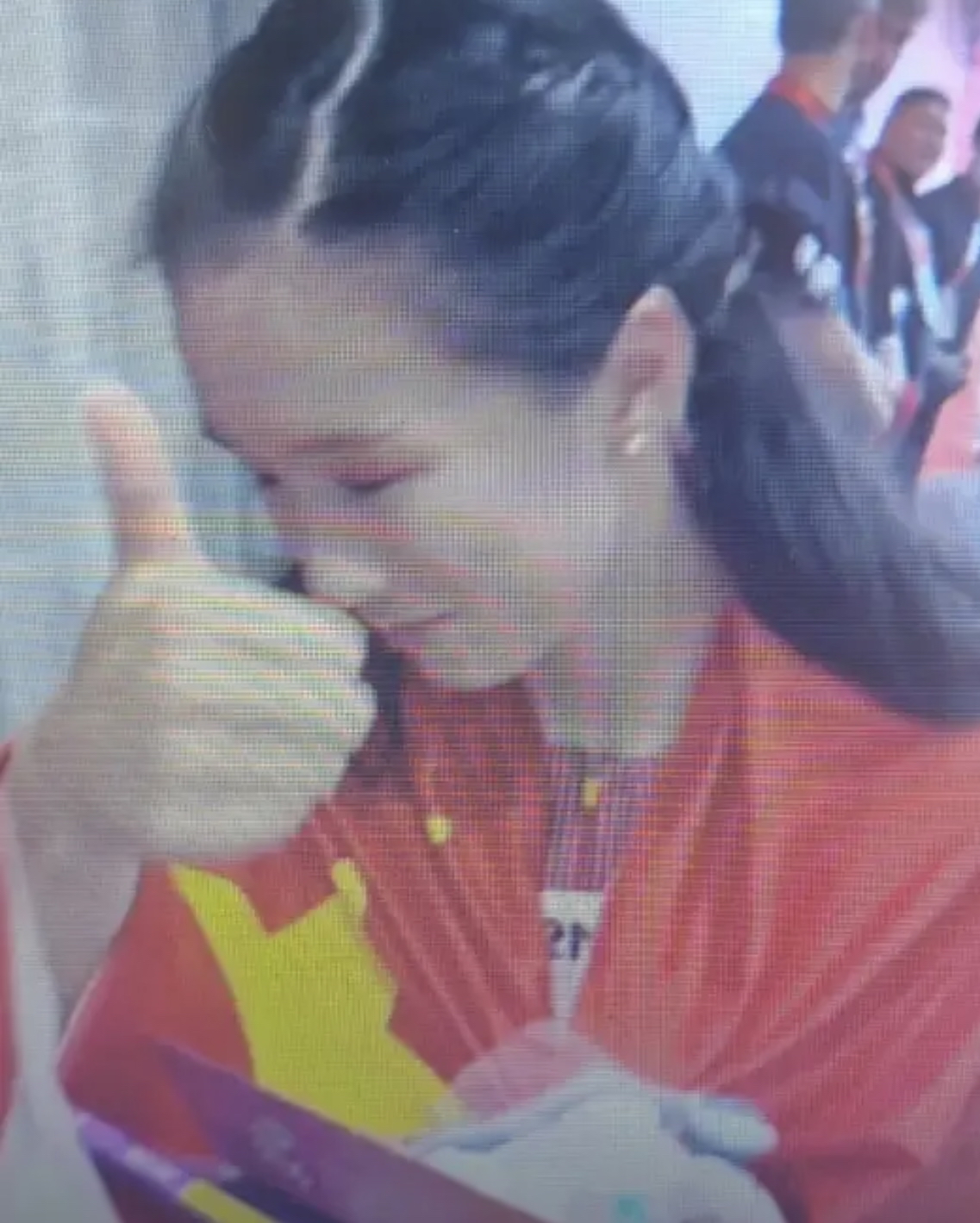 你敢信？
刚刚在亚运赛场封神、为国夺金的17岁天才少女，转身就被安排得明明白白！全网看完又好笑、又心疼。

名古屋亚运会上，17岁小将陈妤颉一战成名。
女子百米决赛，她爆发力惊人，跑出11秒06的绝佳成绩，强势拿下金牌，刷新赛会纪录！

站在万众瞩目的赛场，她速度惊艳全场，妥妥的新生代天才，为国争光