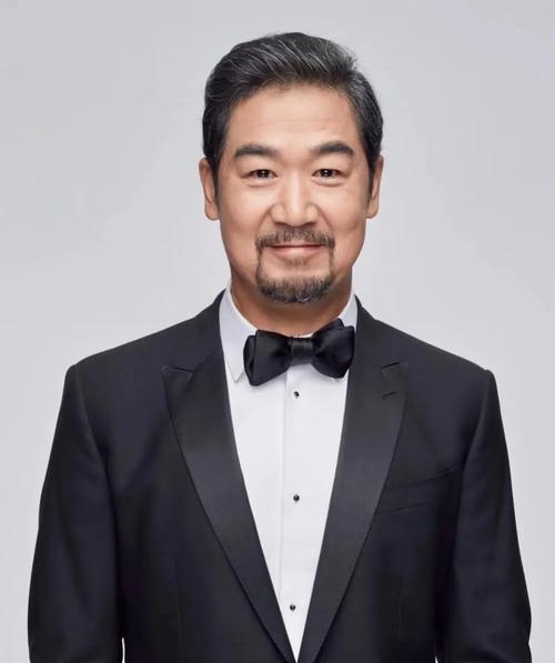 相伴三十七载仍有未竟之憾：71岁张国立的人生注脚

当地时间2026年10月14日，有市民在深圳坪山公共场所偶遇演员张国立、邓婕夫妇与冯小刚同行散步，无滤镜画面中，71岁的张国立鬓角全白、神态沧桑，完全脱离了以往荧幕塑造的角色光环，尽显普通老者的松弛状态。就在此前一日，由他担任导演并领衔主演的话剧《