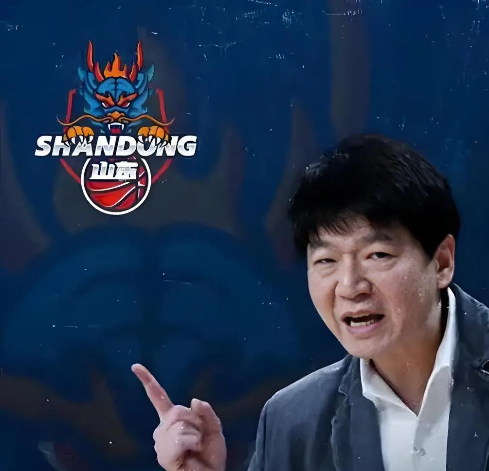 客场打浙江这种硬茬，邱彪出发前不仅没给全队上紧箍咒，反而把调门压到了最低。
他把人召集起来就交代了一件事：别背着包袱，上去全力拼就行。
懂球的都知道，山东男篮过去最让人挠头的不是技不如人，而是心态太脆。平时看着内线有高度、锋线有对抗，可一到客场碰上硬骨头，球都不敢传了，外援在那埋头单干，本土球员