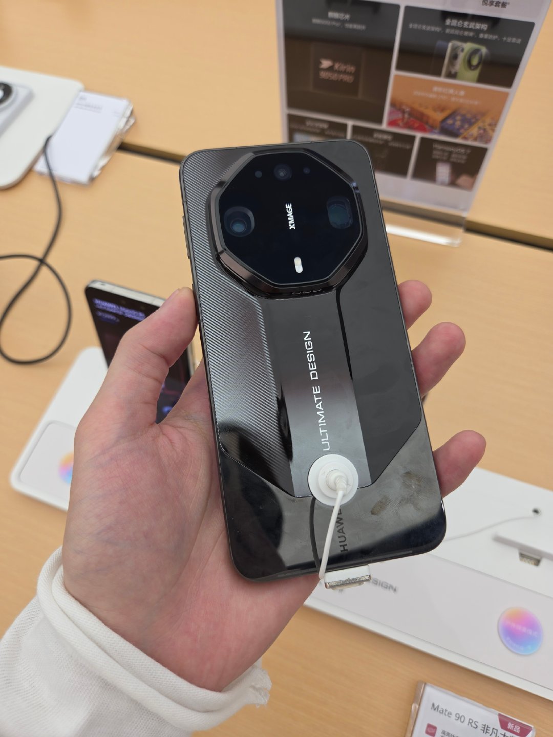 Mate90 RS皓白版本是没有登高纹理的，瑞红和玄黑色才有，今年玄黑色整体是黑棕色。 ​