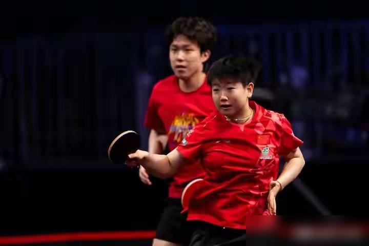 。。就在刚刚，亚运会国乒名单：孙颖莎、王楚钦领衔，王曼昱、范姝涵出战！
整个亚运会国乒团队，一共21个人，10个运动员，6个教练员，1个领队，另外其他就是翻译加队医。
这次带队出征的领队是王励勤。10个运动员名额里，男队由王楚钦、林诗栋、温瑞博、向鹏、黄友政组成，女队则是孙颖莎、王曼昱、陈熠、蒯