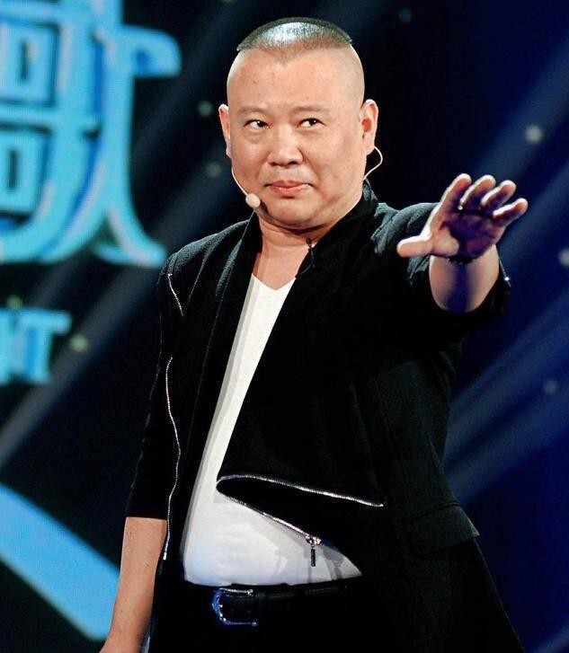 郭德纲商演遇阻、于谦照常和老艺术家同台，这事儿把相声圈的世态写得明明白白。武汉那场改词风波后，老郭下半年好几场商演和话剧延期，公开露面肉眼可见变少；镜头一转，于谦在重阳晚会和姜昆他们寒暄客气，该有的体面一点没少。咱们普通老百姓看门道也看人情：台上师徒搭档几十年，台下各自有人脉和退路，真到利益重新洗牌