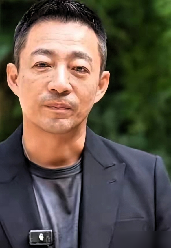 汪小菲的脸，彻底撕开了中年男人的滤镜。
在欧洲商学院的镜头下，他眼袋下垂，皮肤松弛，法令纹深不见底，一副被生活反复捶打过的疲惫样子，跟直播间里那个精神小伙判若两人。
这就是残酷的现实，没有美颜，没有打光，一个40多岁男人的真实状态，被高清摄像头怼脸呈现。
旁边，马筱梅全程低调，安静地坐着，只在