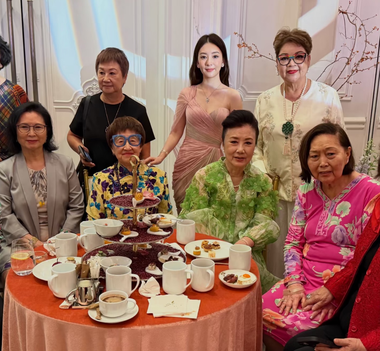 方媛出现在奚梦瑶何猷君澳门答谢宴的大合影里，粉色单肩纱裙，站在后排中间，照片还是汪明荃晒的！

这场宴9月28日在上葡京办，是6月法国婚礼的答谢场，专门请飞不了法国的港澳亲友。方媛和赌王家族没有直接交情，能拿到请柬大概率是郭富城在港圈几十年的人脉。

汪明荃在赌王治丧委员会名单里是唯一女星，和何家几