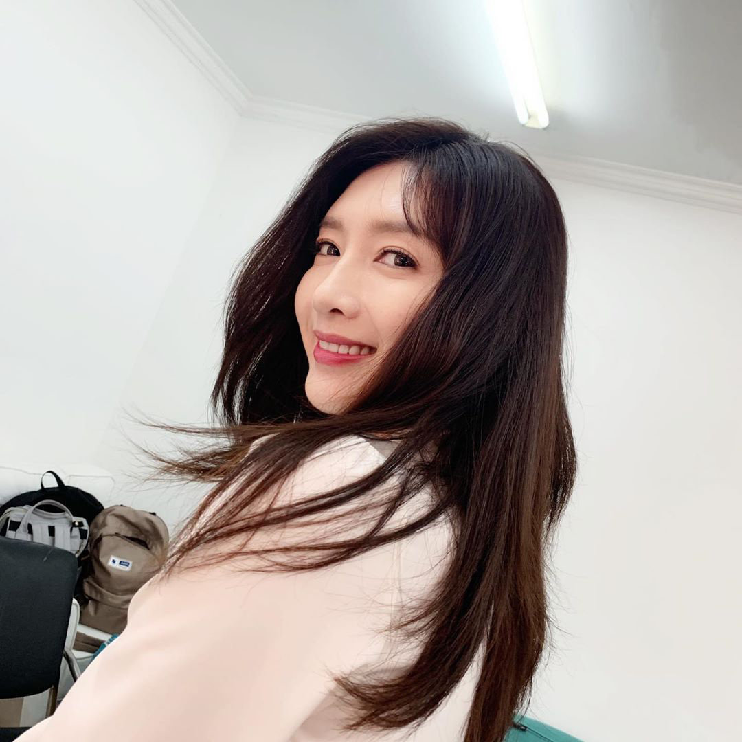 一回头，是恰到好处的明媚～

女孩～我的故事因为你而展开～
为你～学会忍耐
为你～坏习惯我都改
#江疏影# ｜#江疏影左曼# ​