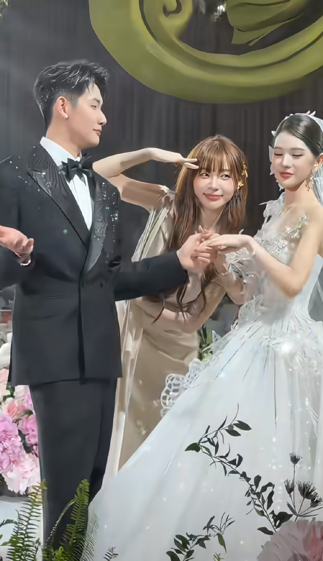 #痞幼是梅尼耶婚礼伴娘#
痞幼来梅尼耶黄婉均婚礼当伴娘啦！氛围好好当
梅尼耶和黄婉均的婚礼现场，大家都太可爱啦哈哈哈，现场氛围好幸福 祝99呀 ​