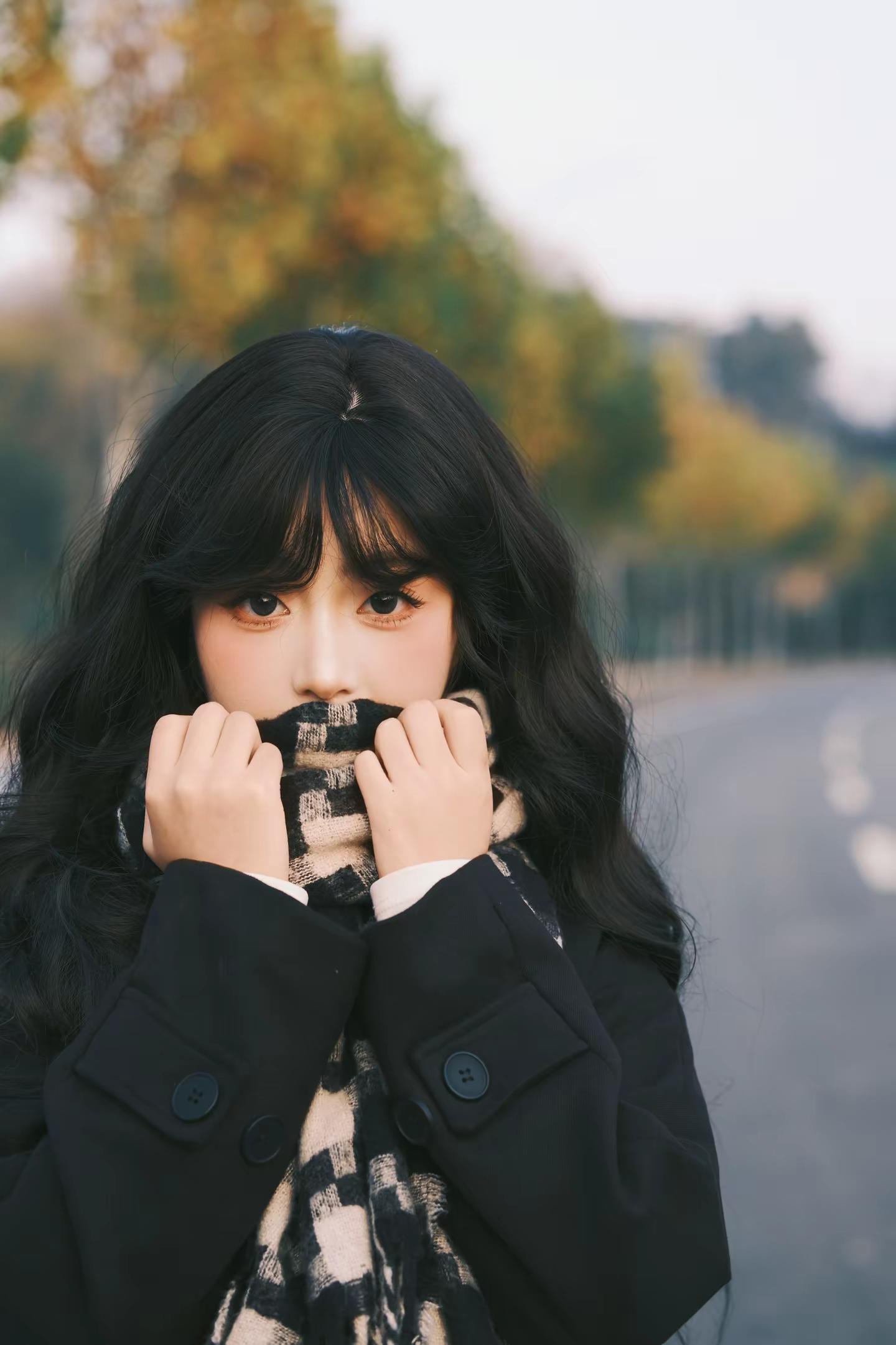 当复古胶片遇见冬日氛围。清冷与暖色调的碰撞，让胶片的质感拉满。模特小姐姐