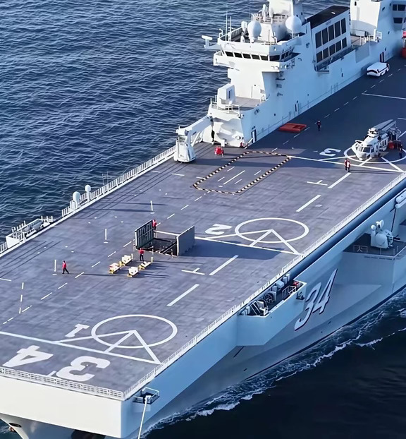 34号“湖北”舰，打开甲板盖板，露出弹药舱。
	
075两栖攻击舰在甲板中部设有一个弹药舱，安装两台弹药升降机，并且还有配套的甲板输弹车。