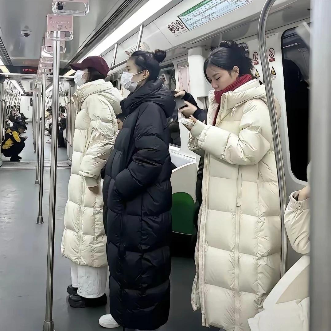 这三位，哪一位更胜一筹呢！  地铁上看到的三位美女，三位不仅长的好，个...