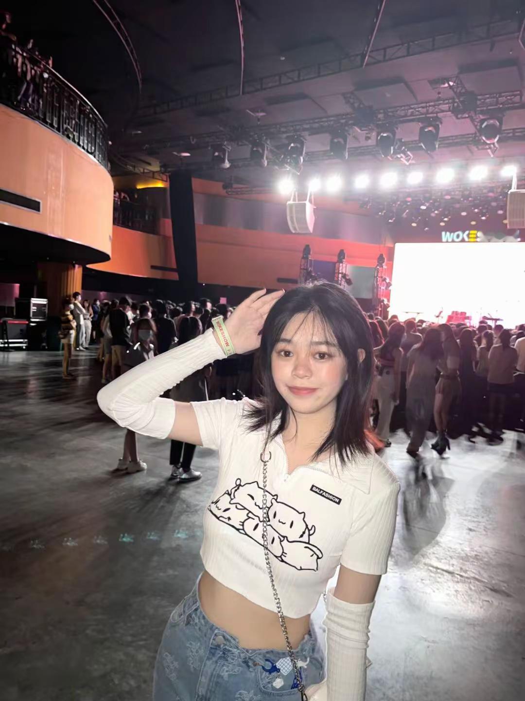 <p>甜美女孩 <!--{img:0}--><!--{img:1}--...