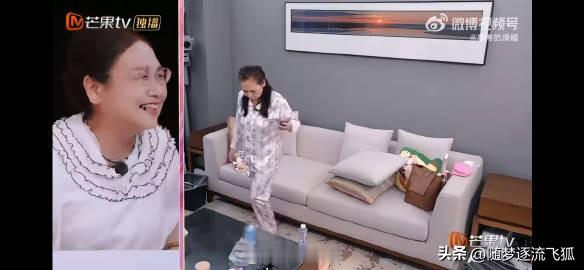 观察室嘉宾无语到集体禁言，黄灿灿妈妈一天可以吃十几个冰淇淋，同样是综艺《我家那闺女》，黄灿灿妈妈的出场，和张家齐妈妈形成极具反差的名场面。节目中聊起饮食习惯，黄灿灿妈妈自曝胃口惊人，一天能炫十几个冰淇淋，甚至一大早就想吃冰棒，还自信调侃自己拥有钢铁肠胃，随心所欲享受冷饮，随性洒脱的状态让全场大吃一惊