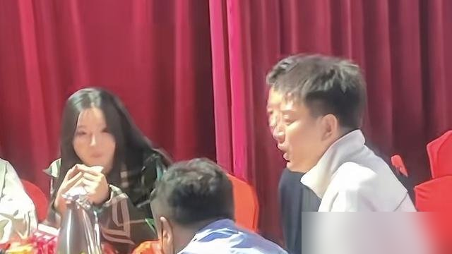 42岁贾乃亮坐在农村流水席上夹菜，旁边大爷都不知道这哥们一年能挣3个亿。
10月12日山西临汾，他跟乔杉钻进村里吃席，没舞台没安保，端着碗跟素人挤一条板凳。可就在几个月前，他自己在直播间交了底：无戏可拍，上一部戏是8年前。
他说得更狠，我演戏天赋不行，台词背得再熟只能算及格，42岁上不演长辈下不