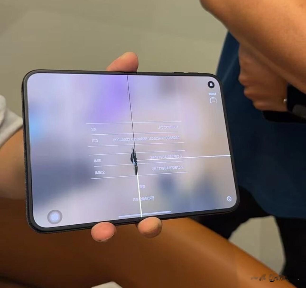 “首发日”购入iPhone Duo，有机主听到“咔嚓”一声屏幕裂了，多位网友晒图；屏幕维修费最高近8千元
