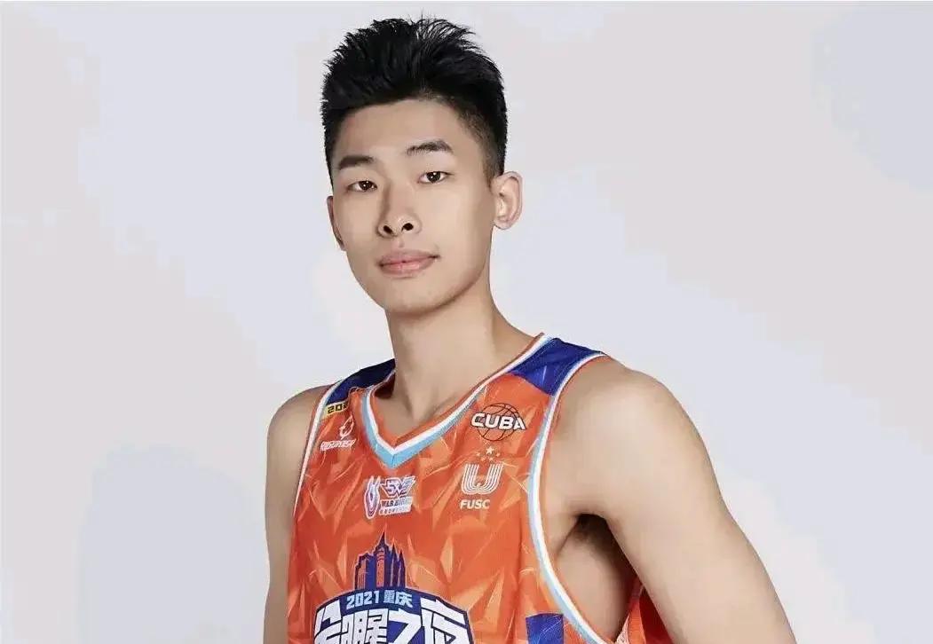 谁能想到山东高速男篮能输给福建，赛后不少球迷甚至开始怀念起当年的老帅凯撒了。
邱彪这场排兵布阵确实被推上了风口浪尖，网上全是拿他和旧帅做对比的声音，直呼战术执行力被比了下去。
但这场球光盯着山东教练席挑刺，多少有点小看了福建这帮年轻人的蜕变。
整个夏天苦练投篮的黎伊扬，变化肉眼可见的大。
一