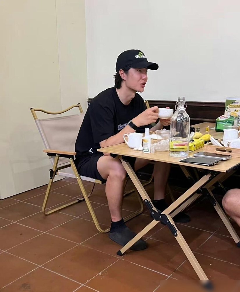王一博在吉隆坡街头吃榴莲，大腿被蚊子咬出一串包，眼皮都没抬一下。
路人拍到他蹲在路边摊，短裤拖鞋，榴莲往嘴里塞得飞快。蚊子围着他转，腿上红包一个接一个冒出来，他愣是没挪地方，也没上手挠。
旁边助理急得直拍腿，他摆摆手，继续吃。吃完擦擦嘴，上车接着去雪邦赛道练车。
前几天还在时装周穿高定，隔天就