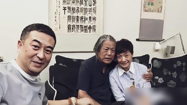 张嘉益带着老婆王海燕，直接登门看望恩师马精武了。三人挤在一张沙发上合影，笑得跟一家人似的。
马精武是谁？张嘉益北电的班主任，当年手把手把他带出来的。现在老爷子年纪大了，张嘉益这么多年一直没断过走动。
再看张嘉益最近的状态，新剧《主角》网播量破了20亿，老婆还在剧里客串了一把。戏里戏外，两口子都把