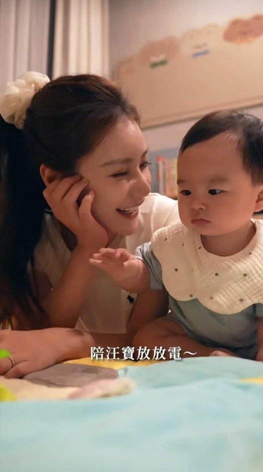 汪小菲这辈子的基因到底有多霸道？小汪宝一笑起来，简直跟姐姐小玥儿一模一样。
同父异母的一对姐弟，某些抓拍角度连嘴角扬起的弧度都对齐了。网友翻出对比图都在乐，直呼换了个妈也白搭，这纯粹是老汪家的长相模子在搞批发。
这趟去台北看孩子，大家发现小玥儿蹿得极快，冷不丁看背影都快追平大人了。
比起孩子们