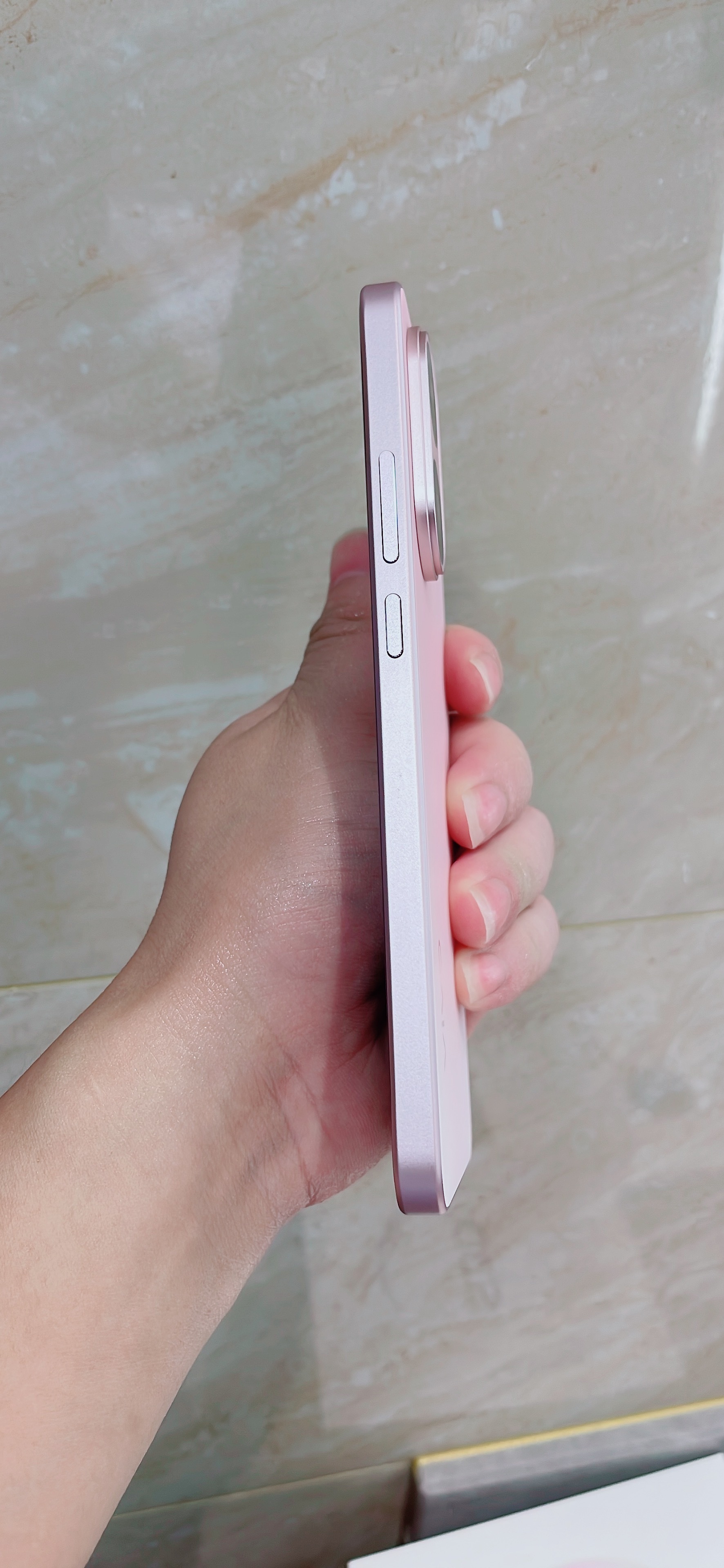 #vivo[超话]##vivo相册里的高光时刻##2026V粉嘉年华#  

⭐翻开相册里的几万张照片，思绪忽然被拉回到了好几年前! 
 
🙃那时候，我还是一个每天挤早晚高峰、按部就班打卡的普通打工人！ 
 
如今，我拥有了自己的新媒体工作室，成为了一名全职内容创作者与互联网创业者！ 
 
从迷茫的职场新人； ​