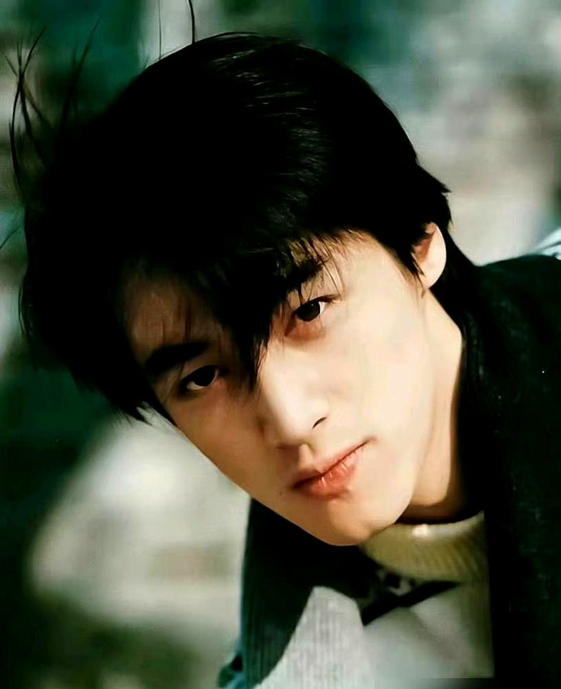 真以为男明星娶助理是精准扶贫？胡歌娶黄曦宁，萧敬腾娶带了16年的Summer，古巨基娶陪了20年的陈韵晴，伍佰、黎明、大张伟全走这路数。

黄曦宁从服装助理干到执行经纪，手里攥着胡歌的行程、合同、隐私和情绪开关。深夜收工、崩溃、谈判，经纪人早把他们吃透了，远胜两个明星聚少离多。

张靓颖嫁经纪人冯轲