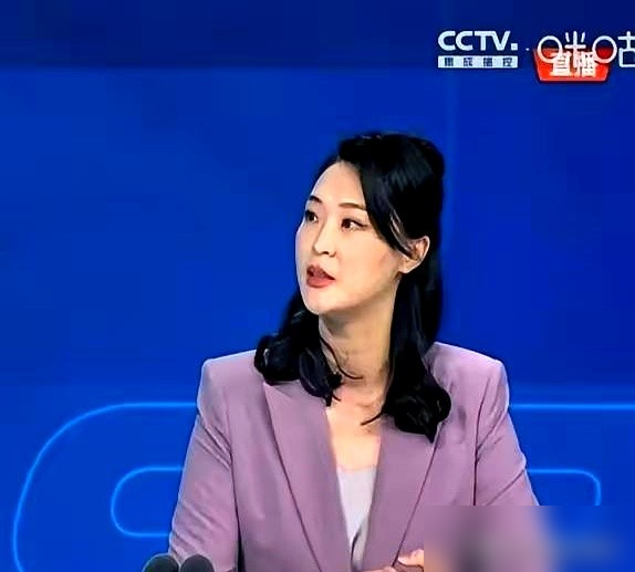 女排输球后，惠若琪这波操作直接稳住了整个舆论场！
刚结束的亚锦赛决赛，中国女排不敌泰国无缘直通奥运。惠若琪当解说不骂街不甩锅，一针见血点出拦防缺应变、二传储备不足、全队大赛底蕴不够的硬伤，把普通解说做成了专业战术公开课。
更早的世联赛，她以国际排联委员身份登颁奖台，不是单纯凑合影，是中国排球在国