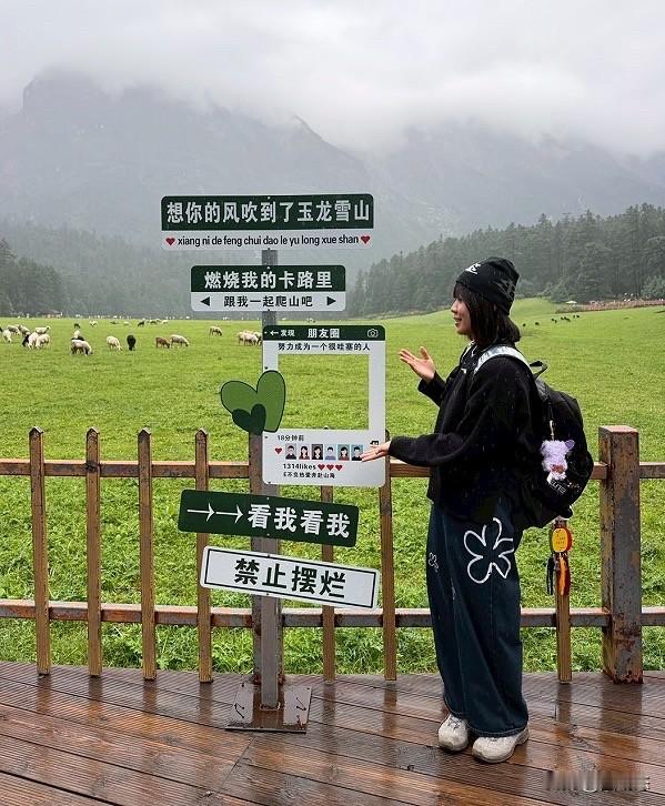 2026年夏天来到避暑胜地一云南，
2023年因为刘亦菲和李现主演的陆剧《去有风的地方》在云南大理拍摄，
让云南旅游火热，时隔三年热度减低我才敢去。
喜欢欣赏大自然的我，此行还多了独有的少数民族风情，
更有特别的文化体验，云南多种风貌让我难以忘怀，深深迷恋着它。