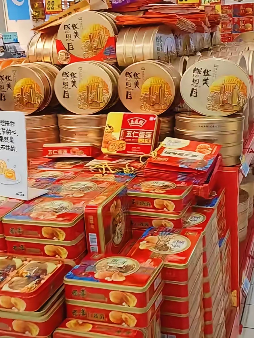 今年月饼卖不动了？真相太现实：
 
临近中秋，往年早早热销的月饼，今年却彻底遇冷。我开超市的朋友连连吐槽，今年月饼生意格外惨淡，库存积压严重，打折促销也少有人问津。
 
为了迎接中秋旺季，朋友早早就备足货源，从几十块的平价简装月饼，到上百元的精致礼盒，品类齐全、摆放满满。本以为能稳赚一笔，可如今货架