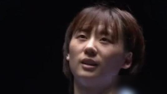 陈熠把袁嘉楠打崩了，3比0，三局比分11比8、11比7、11比3。法国老将全程没摸到节奏，第三局基本是站着看球。
可解说席上一句话都没提“小将”俩字。
因为陈熠22了。蒯曼22了。国乒的规矩很残酷：21岁前你是“小将”，输球叫“交学费”，赢球叫“未来可期”。一过22，解说自动改口，输球叫“状态波