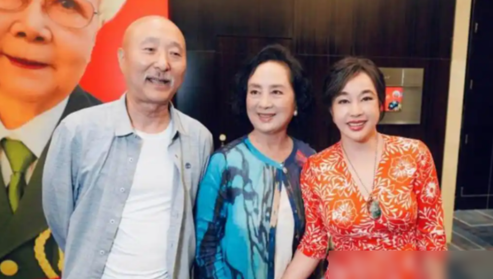 刘晓庆管陈佩斯叫大侄子，陈佩斯还得恭恭敬敬喊她一声小姑。
这事得从1979年那部《瞧这一家子》说起。陈佩斯他爹陈强，在片场直接认了刘晓庆当妹妹。按老礼儿，陈强是你爹辈儿，他认的妹妹，你不叫姑叫什么。
当时陈佩斯头回上大银幕，紧张得直NG。刘晓庆在片场教他用苹果想象法找状态，下了戏还给他熨裤线，真