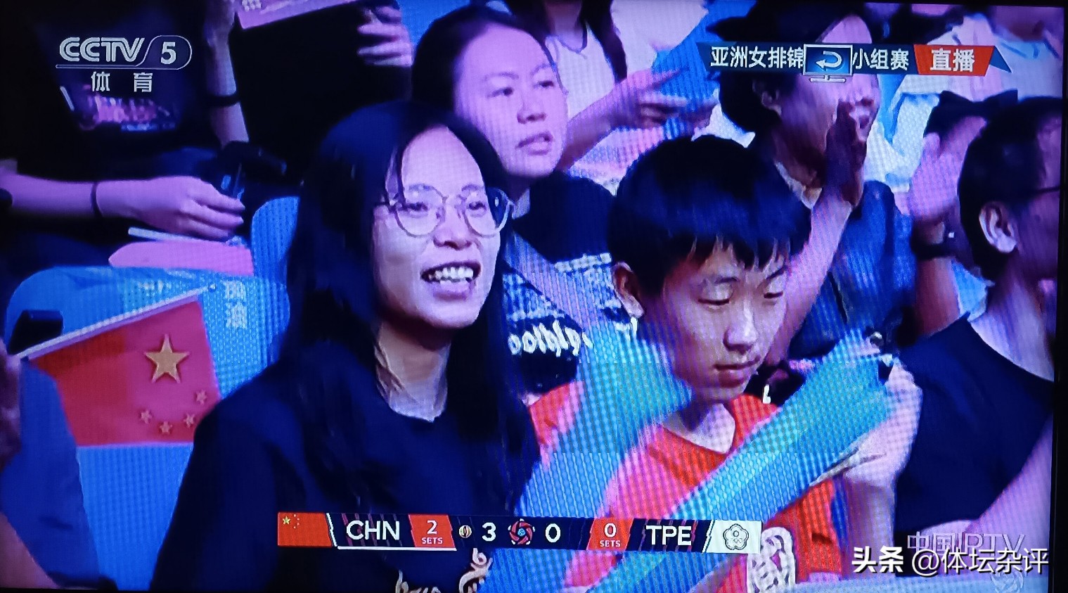 热点观点畅聊会一个普普通通的女排亚洲锦标赛，硬是把中国女排压得喘不过气来，弄得紧张兮兮的。就是为了一张直通2028洛杉矶奥运入场，必须得拿下亚锦赛冠军。目前，初步目标已经达到。小组赛三个3：0战胜所有的对手，以八强第一挺进八强，也成功地避开了日本队，淘汰赛首战越南。就想问问，都打到了这一步，中国
