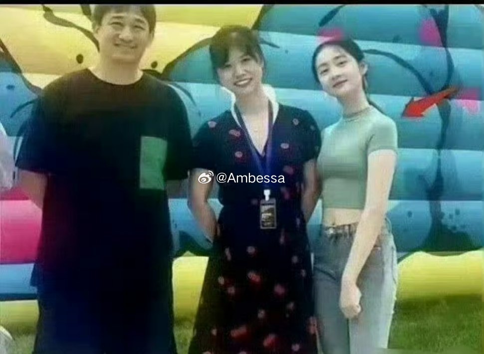 黄磊女儿黄多多脸是真的小，身材也很好，如果进娱乐圈应该会爆吧？ ​