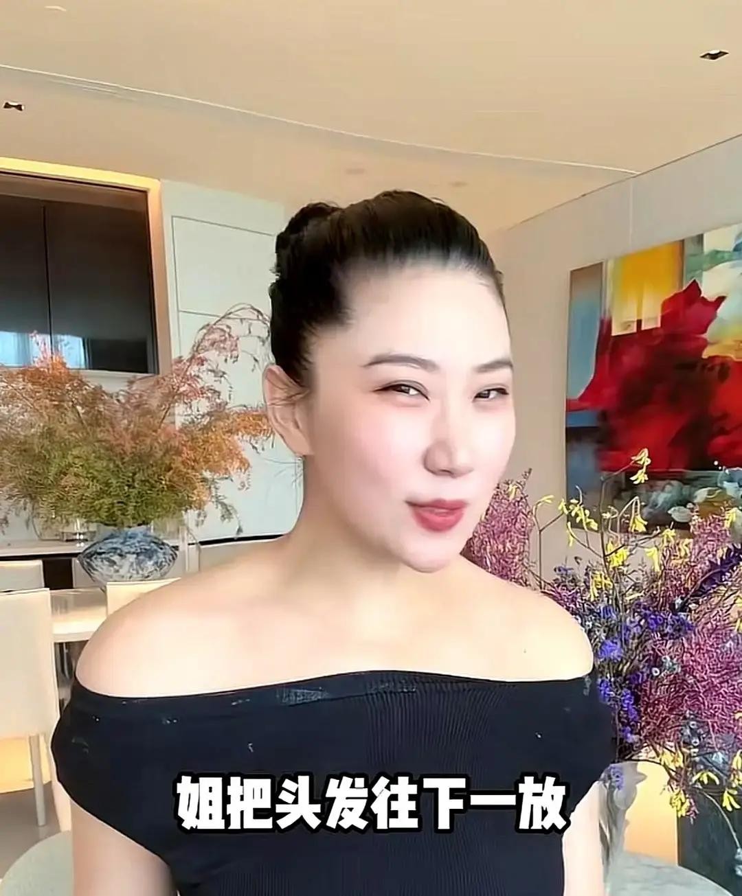 40岁的Coco刚在直播间露面，满屏恶评就劈头盖脸砸过来，有人笑话她长着一张马脸，甚至还有人酸溜溜地骂她像巫婆

面对这些刺眼的弹幕，她倒是一点没怯场，顺手把头发往下一披，当场就硬气地怼了回去，直言自己现在的风采照样能迷倒一大片

说句不好听的，现在某些人看惯了千篇一律的白瘦幼，就以为全世界的女人都