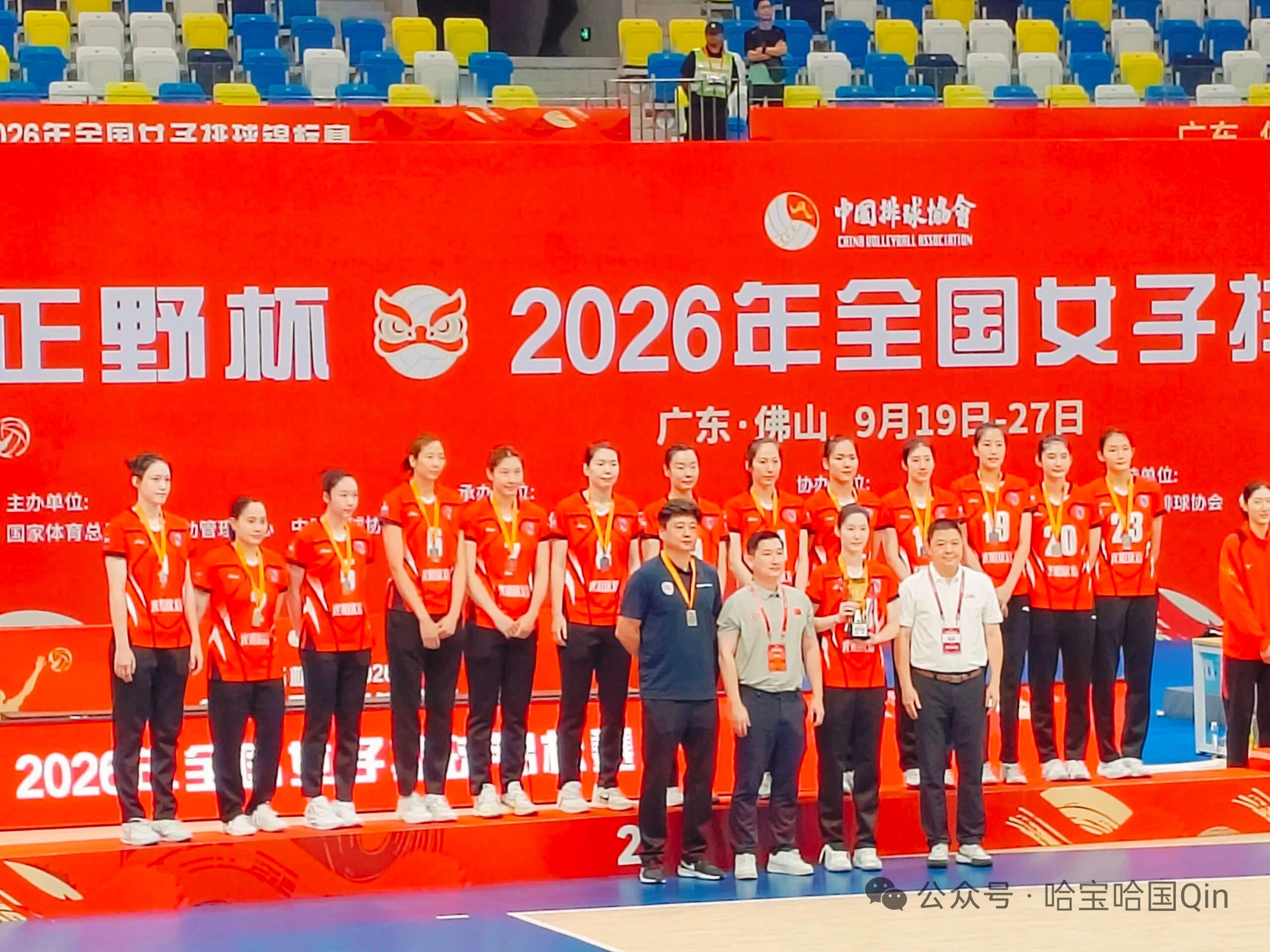 2026女排全国锦标赛，恭喜冠军江苏、亚军上海、季军山东，姑娘们都是棒棒哒！颁奖礼美美哒！江苏女排送的签名排球能拿到的球迷真幸运！下个赛场有缘再见！今年十五的月亮十七圆，出来看到圆月开心！[努力][话筒][音乐][haha][送花花]  ​